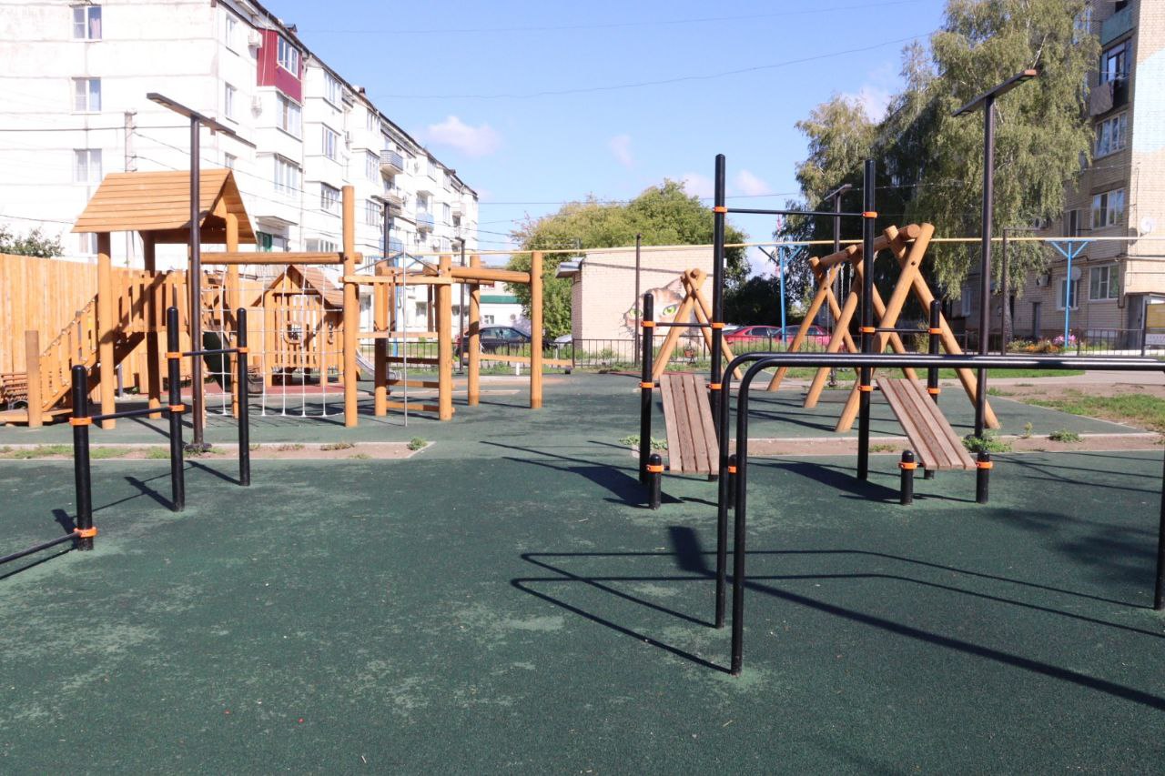 Сломали, вывернули, оторвали: в Аткарске новый сквер страдает от посетителей